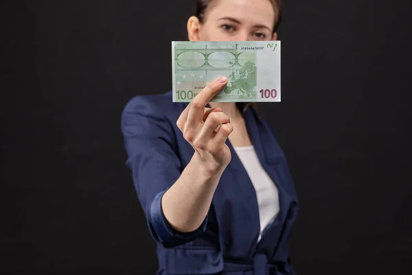 Dziewczyna Kurtce Trzymająca Banknot Euro Przed Kamerą Czarnym Tle Zamknij — Zdjęcie stockowe