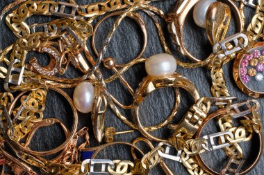 Taş zeminde çeşitli dekorasyonlar. Kapat..