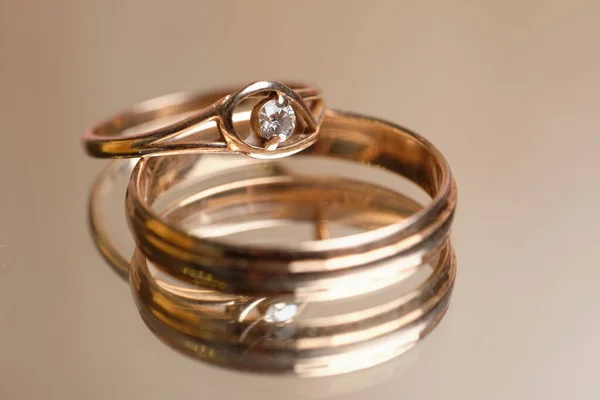Wedding Rings Glass Table Close — Stock Photo, Image