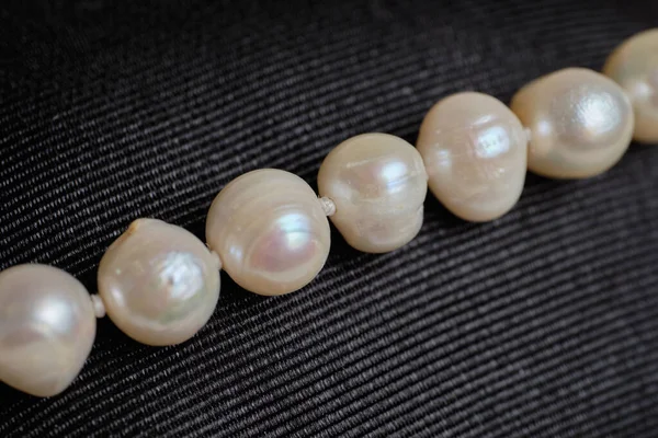 Perlenkette Auf Schwarzem Stoff Nahaufnahme — Stockfoto