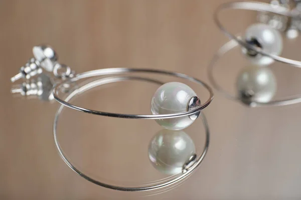 Срібні Сережки Перлами Скляному Столі Крупним Планом — стокове фото