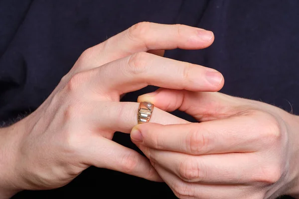 Een Man Doet Een Trouwring Met Een Vinger Van Zijn — Stockfoto