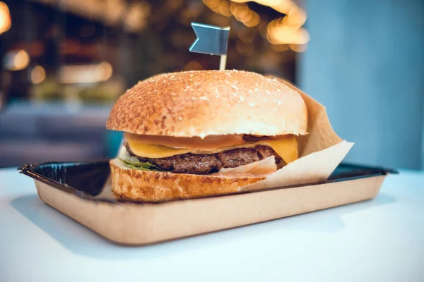 Гамбургер Лежит Столе Ресторане Закрыть — стоковое фото