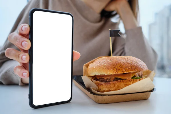 Hamburger Stole Dziewczyna Trzymająca Smartfona Przestrzenią Kopiowania Zamknij Się — Zdjęcie stockowe