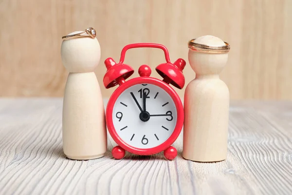 Obstáculos Figuras Hombre Una Mujer Con Anillos Boda Reloj Rojo — Foto de Stock