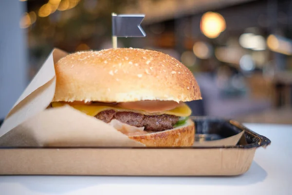 Hamburgerler Masanın Üstünde Kapat — Stok fotoğraf
