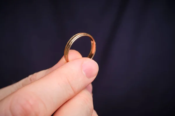 Man Holds Golden Wedding Ring His Fingers Close — Stock Photo, Image