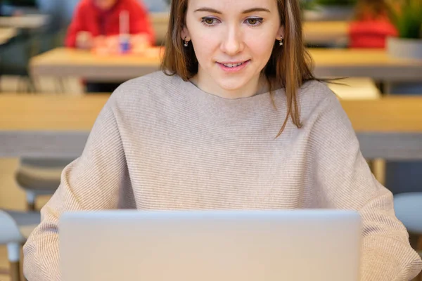 Holka Restauraci Pracuje Laptopu Zavřít — Stock fotografie