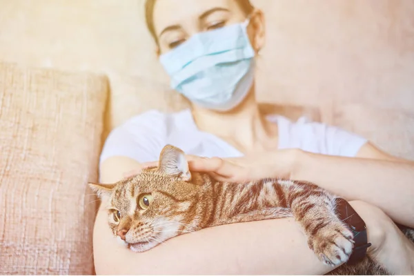 Een Meisje Met Een Medisch Masker Ligt Thuis Quarantaine Een — Stockfoto