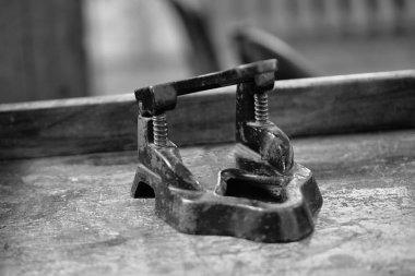 Masada eski delik yumruğu var. Siyah beyaz fotoğrafçılık. Kapatın. Gürültü.