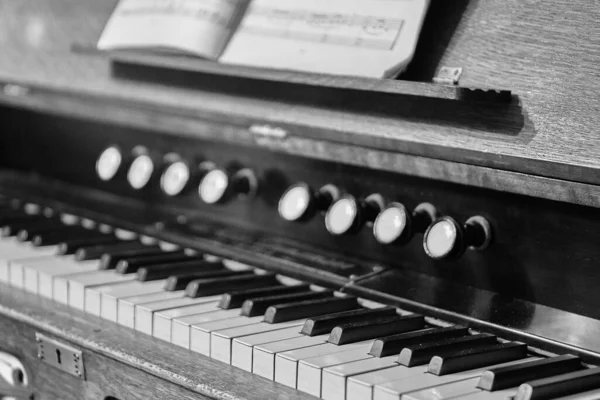 Altes Klavier Schwarz Weiß Foto Aus Nächster Nähe Lärm — Stockfoto