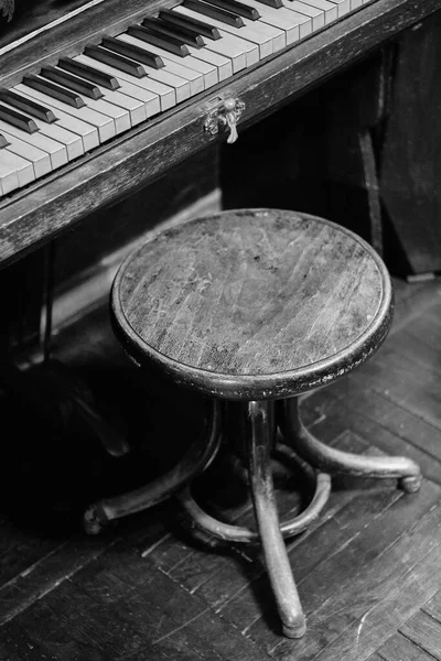 Altes Klavier Und Stuhl Schwarz Weiß Foto Aus Nächster Nähe — Stockfoto