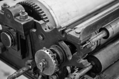 Eski tipografi baskı makinesi. Kapatın. Gürültü.