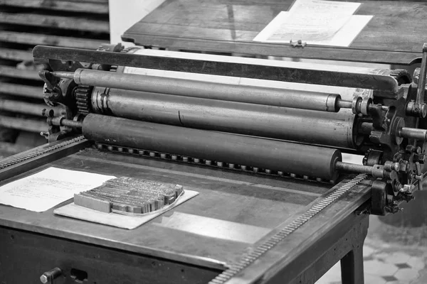 Eski tipografi baskı makinesi. Kapatın. Gürültü.