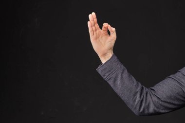 Ceketteki bir el her şeyin yolunda olduğunu gösterir..