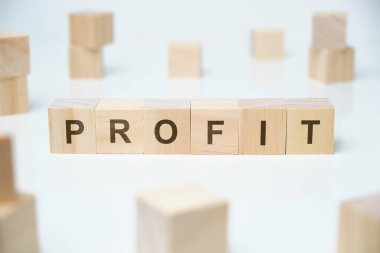 Modern iş parolası: Kar. Beyaz arka planda tahta bloklar olduğu söyleniyor. Kapat..