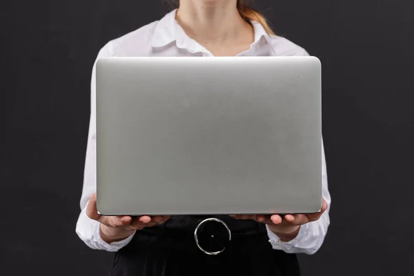 Dívka Bílé Košili Drží Notebook Rukou Černém Pozadí Zavřít — Stock fotografie