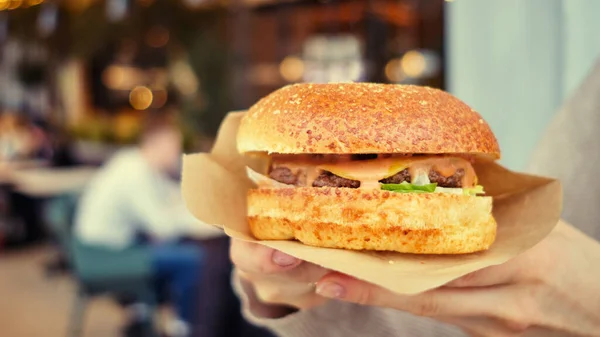 Kız Bir Merkezinde Hamburgeri Elinde Tutuyor Kapatın Ayarlanmış — Stok fotoğraf