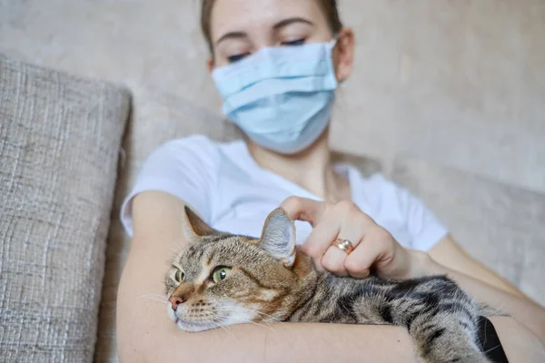Het Meisje Met Een Medisch Masker Zelfisolatie Thuis Krassen Achter — Stockfoto