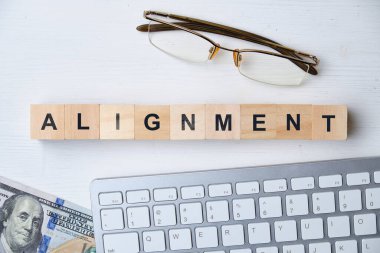 Modern iş parolası - hizalama. Tahta masadaki bloklu üst manzara. Üst Manzara. Kapat..