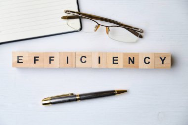 Modern iş parolası: Verimlilik. Tahta masadaki bloklu üst manzara. Üst Manzara. Kapat..