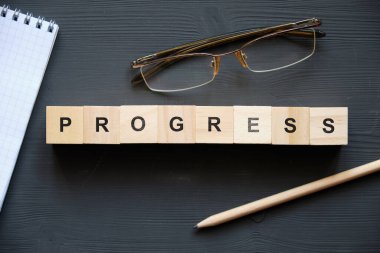 Modern iş parolası: İlerleme. Tahta masadaki bloklu üst manzara. Üst Manzara. Kapat..