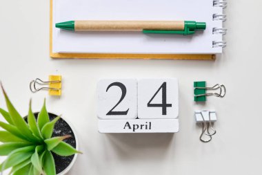 Beyaz tahta küplerle tarih - 24 Nisan, beyaz bir masada. Üst Manzara. Kapat..