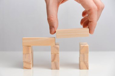 İş devralma konsepti. Elleri beyaz arka planda tahta bloklar tutuyor. Kapat..