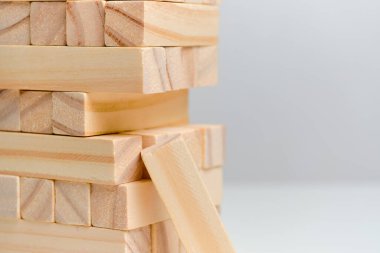 Büyük veri kaybı kavramı. Beyaz arka planda tahta bloklar. Kapat..