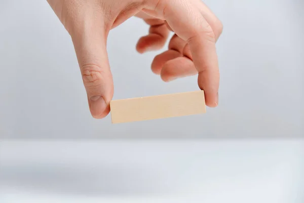 Mano Sostiene Bloque Madera Sobre Fondo Blanco Copiar Espacio Cerca — Foto de Stock