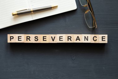 Modern iş için anahtar kelime: azim. Tahta masadaki bloklu üst manzara. Üst Manzara. Kapat..