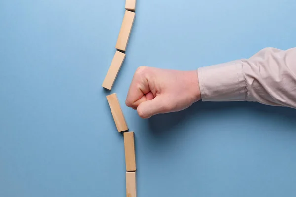 Het Concept Van Het Doorbreken Van Stereotypen Hand Houdt Houten — Stockfoto