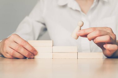 Şirkette personel eğitimi kavramı - bir kişi bir figürü üst mertebeye taşır. Kapat..