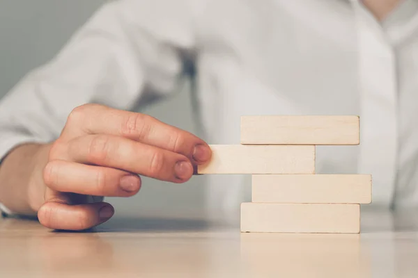 Kostenreductie Concept Abstracte Hand Verwijdert Een Houten Blok Van Een — Stockfoto