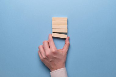 Mavi arka planda fotokopi için tahta bloklar var. Kapat..