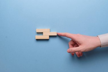 İnovasyon Bütünleşme Konsepti. Mavi arka planda ahşap blokları tutan eller. Kapat..