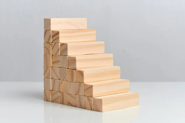 Holzblöcke Form Einer Leiter Auf Weißem Hintergrund Nahaufnahme — Stockfoto