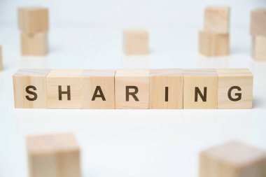 Modern iş parolası: Paylaşım. Beyaz arka planda tahta bloklar olduğu söyleniyor. Kapat..