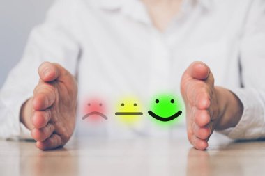 Gülen surat şeklindeki olumlu değerlendirme kavramı - avuçlar arasındaki soyut nesneler. Kapat..