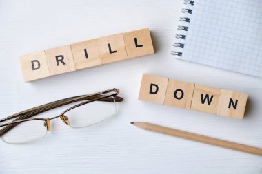 Modern iş parolası: İndirme. Tahta masadaki bloklu üst manzara. Üst Manzara. Kapat..