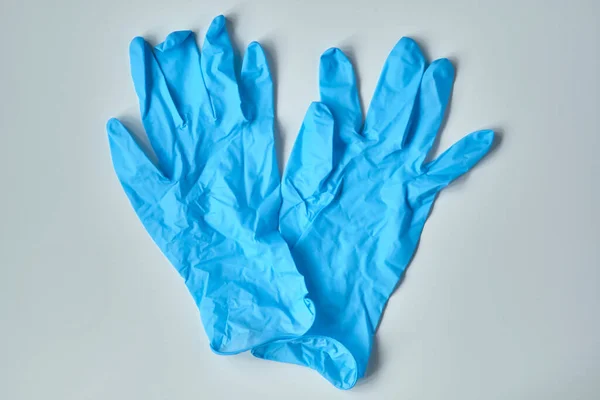 Nieuwe Medische Handschoenen Een Witte Tafel Sluiten — Stockfoto