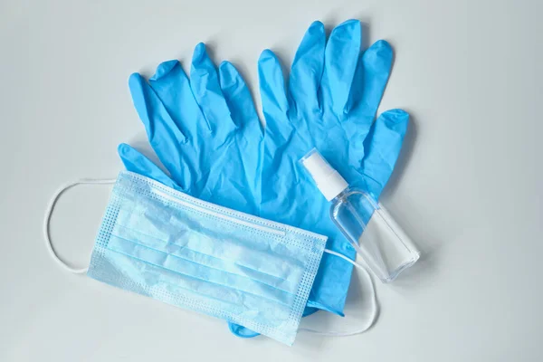 带有清洁剂和白色桌子上的口罩的医用手套 防止验尸官Covid 19的概念 靠近点 — 图库照片