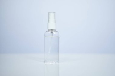 Beyaz bir masada plastik spreyin içinde dezenfektan. Coronavirus koruması COVID-19. Kapat..