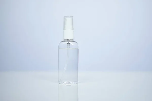 在白色桌子上的塑料喷雾中加入清洁剂 Coronavirus Protection Covid 靠近点 — 图库照片