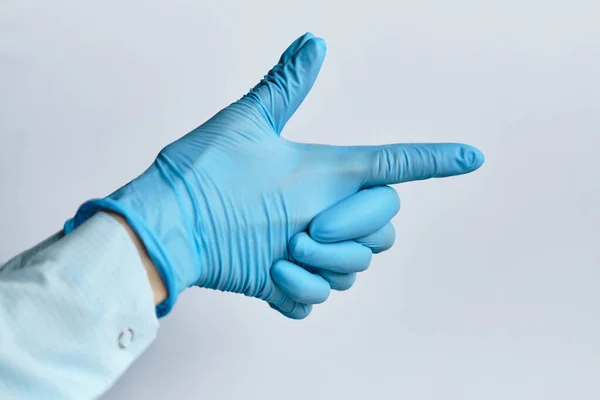 病毒Covid 19和疾病控制的概念 一只手在医疗手套抽象地描绘了一支枪 靠近点 — 图库照片