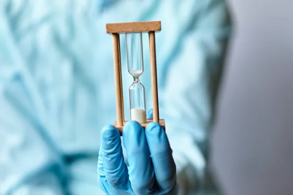 Está Acabando Tiempo Señal Abstracta Médico Con Guantes Médicos Sostiene — Foto de Stock