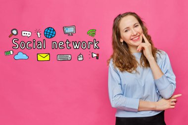 Sosyal ağ konsepti - pembe arka planda ikonlar ve mesajlarla bir kız. Kapat..