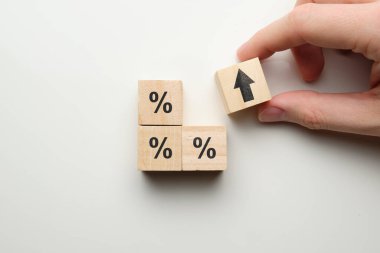 Tahta bloklardaki simgelerle finansman artışında yüzde kavramı. Kapat..