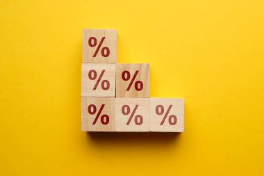 Faiz oranı büyüme konsepti, tahta bloklar üzerinde simgeler oluşturuyor. Kapat..