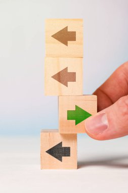 Alternatif görüş kavramı elle tahta bloğu tutar. Kapatın. Dikey.